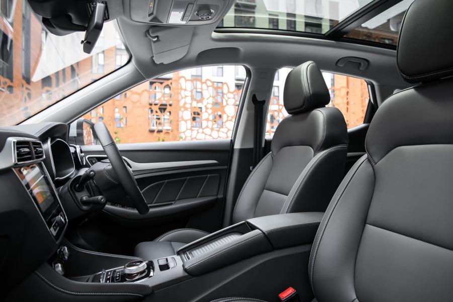Интерьер MG ZS EV (ZS11) 2019 года  (UK) (фото 2 из 40)